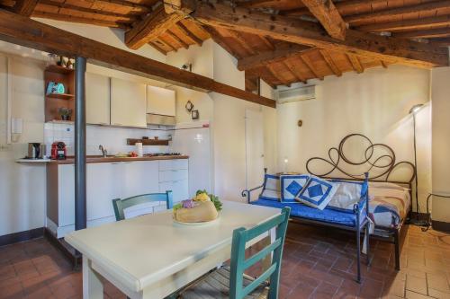 une cuisine et une salle à manger avec une table et un lit dans l'établissement La Torre di Dante, à Florence