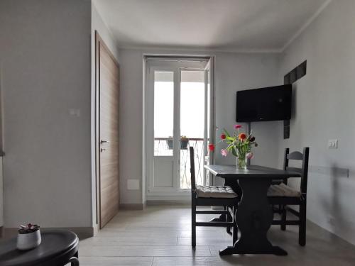 a dining room with a table and a television at Casa Leopoldo in Ceva