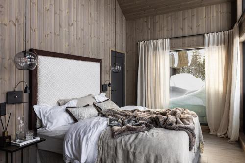 En eller flere senger på et rom på Luxurious Mountain Lodge