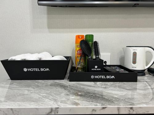 two boxes sitting on top of a counter with towels at Hotel Bom in Mokpo