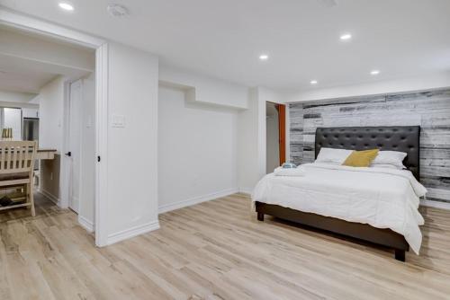 Katil atau katil-katil dalam bilik di Private, Stylish, Large 1BR - Close to Everywhere