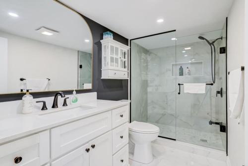 biała łazienka z toaletą i prysznicem w obiekcie Private, Stylish, Large 1BR - Close to Everywhere w mieście Burlington