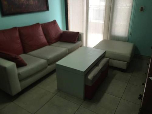 sala de estar con sofá y mesa de centro en Amplio Depa en centro Tucuman en San Miguel de Tucumán