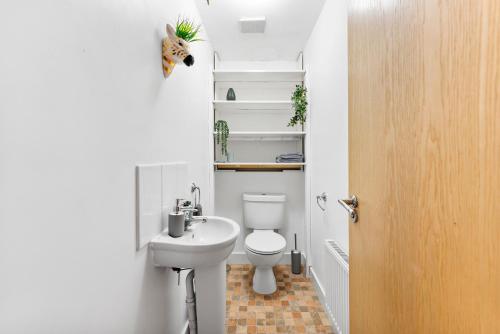 a small bathroom with a toilet and a sink at Comfy 4-Bed in Bristol - Garden - Sleeps 10 in Bristol