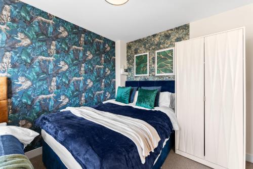 Un pat sau paturi într-o cameră la Comfy 4-Bed in Bristol - Garden - Sleeps 10