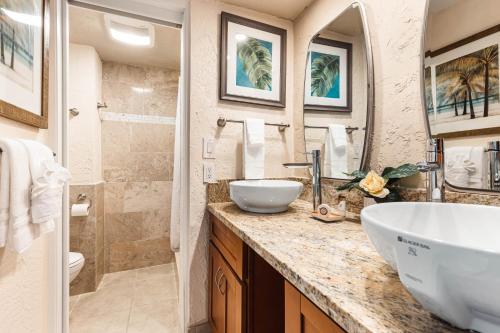 een badkamer met 2 wastafels en een douche bij Papakea C208 in Kahana