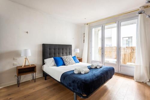1 dormitorio con cama grande y ventana grande en Le Bretagne- 2 chambres-Parking- Place de Bretagne, en Rennes