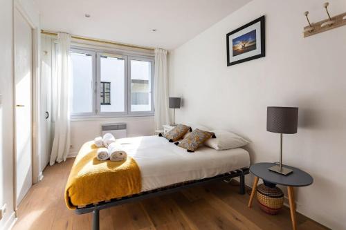 un dormitorio con una cama con dos animales de peluche en Le Bretagne- 2 chambres-Parking- Place de Bretagne en Rennes