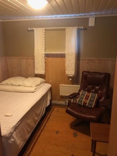 1 dormitorio pequeño con 1 cama y 1 silla en Bergsviksvägen 5, Munkedal, en Munkedal