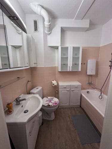La salle de bains est pourvue d'un lavabo, de toilettes et d'une baignoire. dans l'établissement Apartment NBG im Zentrum, à Nuremberg