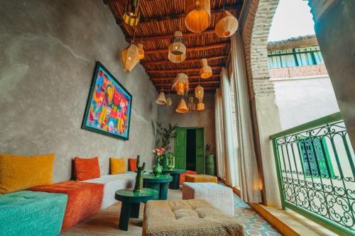 Hotel & Riad Veridis في مراكش: غرفة معيشة مع أريكة وطاولة