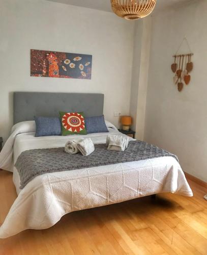 1 dormitorio con 1 cama con toallas en Ekhiola Txiki en Ochagavía