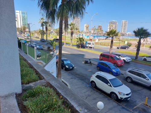 um grupo de carros estacionados num parque de estacionamento em Iquique em Iquique