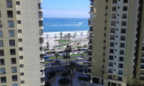 uma vista para a praia entre dois edifícios em Iquique em Iquique