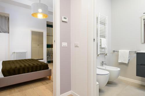 een witte badkamer met een toilet en een wastafel bij Classbnb - 2 bilocali di design in zona Porta Garibaldi in Milaan