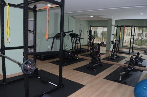 een fitnessruimte met verschillende loopbanden en gewichten bij Luxury apartment fully furnished in Casablanca