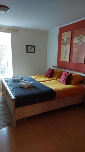 Postel nebo postele na pokoji v ubytování Desokkeraai - Sauna & Hottub privé appartement in schuur