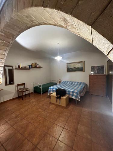 een slaapkamer met een bed in een kamer bij B&B al Centro del Borgo in Custonaci
