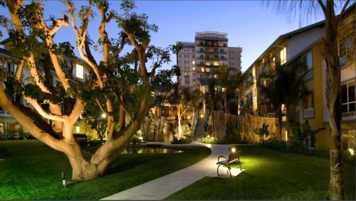 un parc avec un banc et un arbre et un bâtiment dans l'établissement OceanView 3BR 2B Condo: Your Serene Cloud Getaway, à Los Angeles