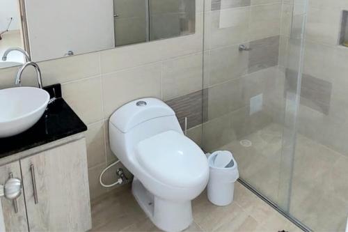 ヒラルドットにあるCasa Quinta Moderna Piscina Privada En via Girardotのトイレ、洗面台、シャワー付きのバスルーム