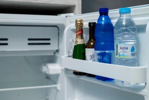 un frigorifero aperto pieno di bottiglie d'acqua di Lefteris Apartment a Kardámaina