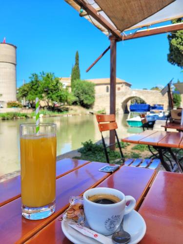 a cup of coffee and a drink on a table at Villa Napoléon Piscine&Jacuzzi in Le Somail