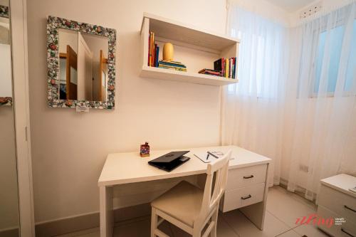 una scrivania in una stanza con specchio e tavolo di The Holiday Home Where Art Lives a San Pawl il-Baħar