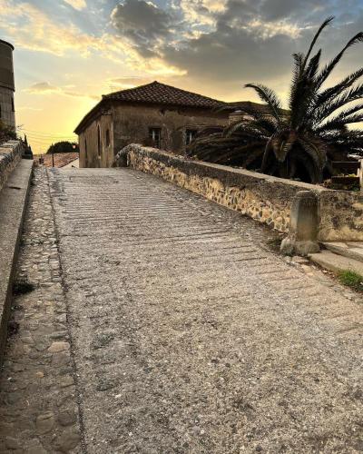 an empty road in front of a building at Villa Napoléon Piscine&Jacuzzi in Le Somail
