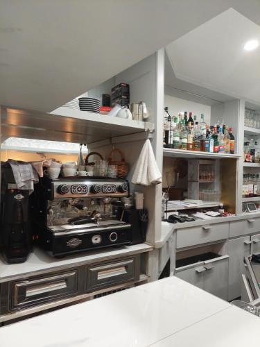 - une cuisine avec une cuisinière au milieu dans l'établissement Hôtel Ô9 marches, à Rillieux-la-Pape
