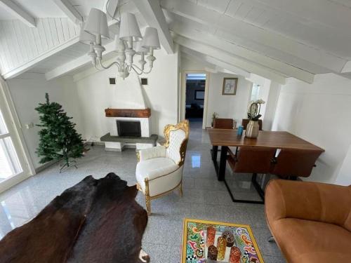 sala de estar con mesa y piano en Villa Romantik am Lago Maggiore en Locarno