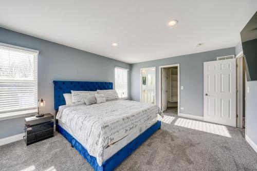 1 dormitorio con paredes azules y 1 cama azul en Plainfield Home with Game Room Near Harrahs Casino!, en Plainfield