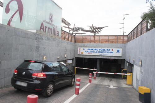 a black car parked in front of a tunnel at Acogedor piso a un paso de Granada Capital. in Granada