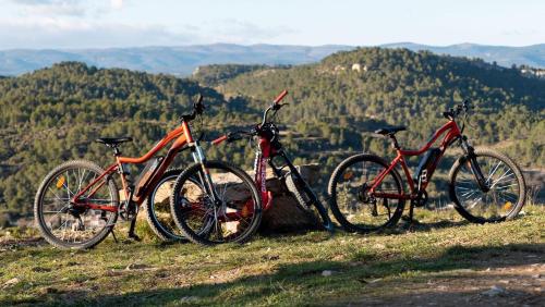 three bikes parked on top of a hill at Villa Napoléon Piscine&Jacuzzi in Le Somail