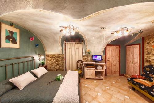 a living room with a couch in a room with a ceiling at MuntaeCara Hotel Diffuso in Apricale