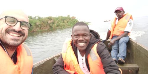 eine Gruppe von Menschen in einem Boot auf dem Wasser in der Unterkunft Mabamba Shoebills Watching in Entebbe