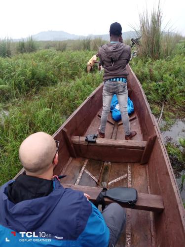 Zwei Männer in einem Holzboot im Wasser in der Unterkunft Mabamba Shoebills Watching in Entebbe