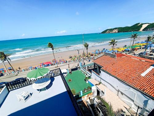 Blick auf den Strand vom Balkon eines Resorts in der Unterkunft Ponta Negra Suites & Apart in Natal