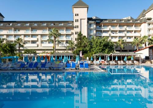 una piscina frente a un hotel en Xeno Eftalia Resort Hotel en Alanya