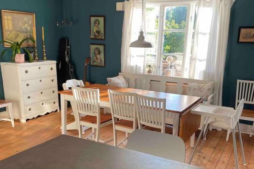 una sala da pranzo con tavolo e sedie di Mysigt hus för 2 familjer a Västervik
