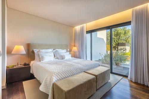 una camera con un grande letto e una grande finestra di The One Madeira a Ponta do Sol