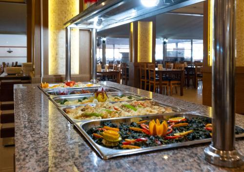 una línea de buffet con muchos tipos diferentes de comida en Xeno Eftalia Resort Hotel, en Alanya