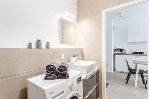 una cucina con lavatrice e lavandino di Enjoy! Ursynów a Varsavia