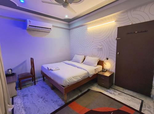 una piccola camera con letto e finestra di Hotel 7 Nights Jaipur a Jaipur