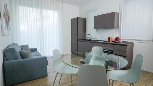 a living room with a glass table and chairs at Palazzo Gilberto in Padova