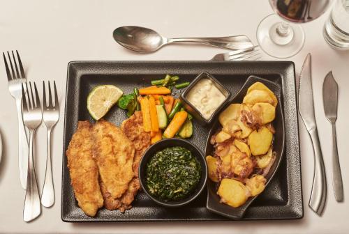 Makanan di atau berdekatan hotel