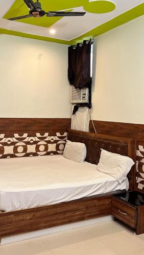 Ένα ή περισσότερα κρεβάτια σε δωμάτιο στο HOTEL COMFORT INN