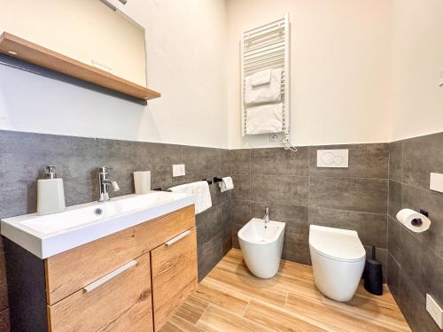 a bathroom with a sink and a toilet at Palazzo Gilberto in Padova