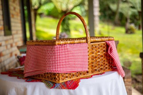 Estalagem Coração Da Mata في غرامادو: محفظة من الخوص موضوعة فوق طاولة