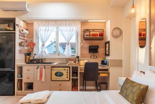 a small room with a kitchen and a bed and a desk at Central Kifissia ÁPPεROL Malomar Homing in Athens