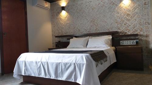 Un pat sau paturi într-o cameră la Millenium Hotel
